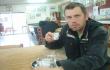 Keliautojas Paphos ueigoje geria kav, o vietiniai pensininkai - bendrauja