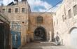 Statybininkas stumia karut Via Dolorosa gatve, kuria prie 2000 met Jzus ne kryi (Jeruzal, praeitis vs. ms laikai)