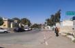 Evelina eina Mizpe Ramon miestelio gatve, tas miestelis - Negevo dykumoje