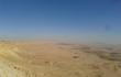 Maiukas kelias per bekrat Negevo dykum, alia Makhtesh Ramon kraterio