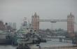 Londono Tower Bridge ir laivas su laiviukais