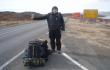 Keliautojas - autostopininkas Islandijos pagrindiniame ir vis sal juosianiame kelyje numeris 1