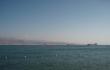 Raudonosios jūros Akabos įlankoje pamatome kelis didelius laivus