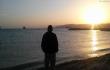 Eilato paplūdimyje žiūriu į Raudonosios jūros Akabos įlanką, saulei leidžiantis