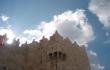 Jeruzals Damasko vartai ir mlynas bei giedras dangus vir visko ir vis