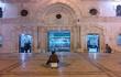 Laukimas neaišku ko priešais Grand Husseini mečetę