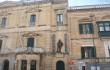 Senis, užsirioglinęs ant namo sienos Gozo salos sostinėje [Malta taip pat. Vieno pasivaikščiojimo istorija, 2018]