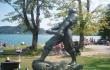 Paminklas prie ežero, Bledo ežero [Šiandien prieš dvidešimt metų. Po kuprine, 2019]