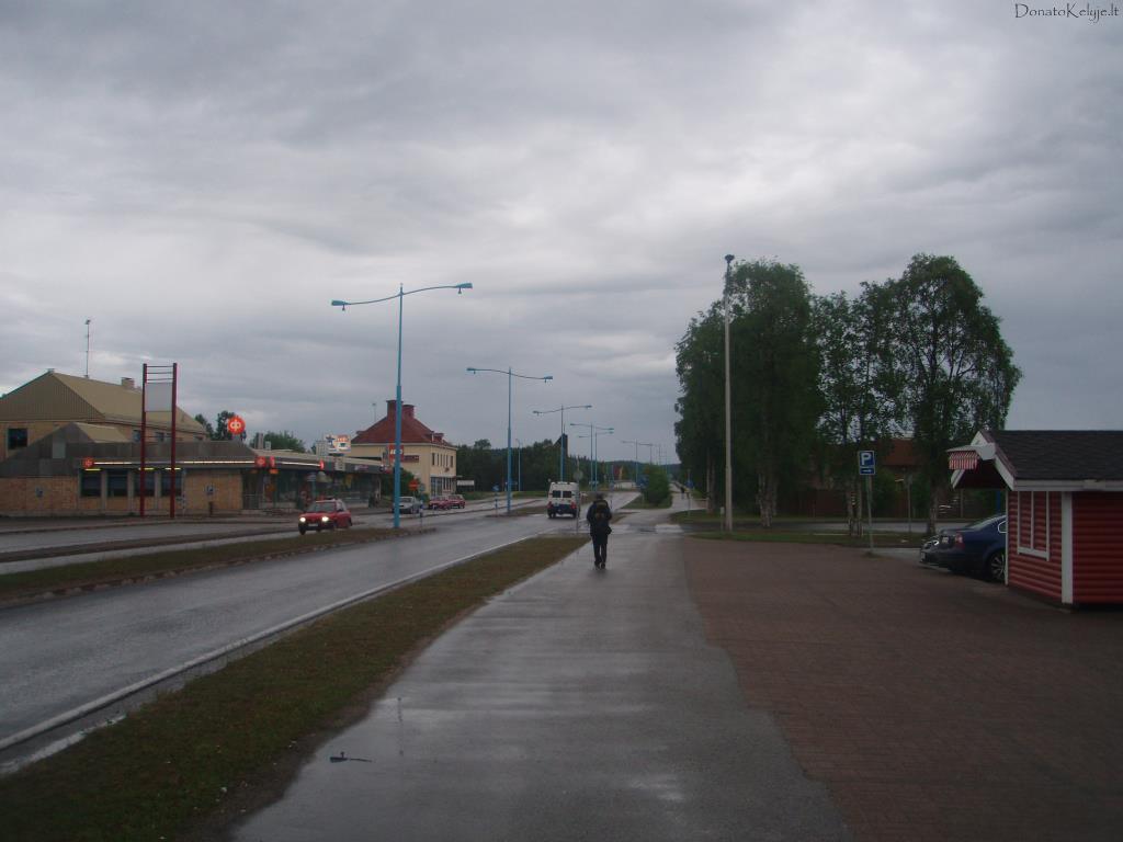 Einame ie�koti nakvyn�s vietos. Vakaras Ivalo, laikas 21:40 val.