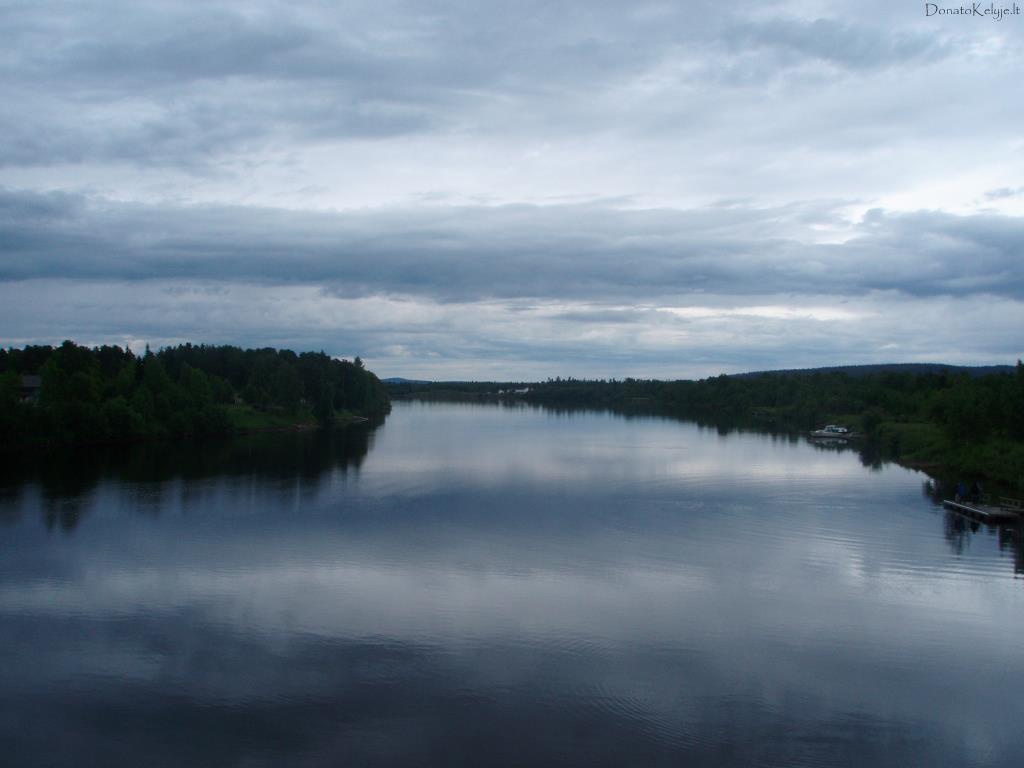 Ivalojoki (Suomi�kai joki - up�, Ivalo - miestelis, pro kur� ji teka ir kuriame mes esame). Vakaras Ivalo, laikas 21:45 val.