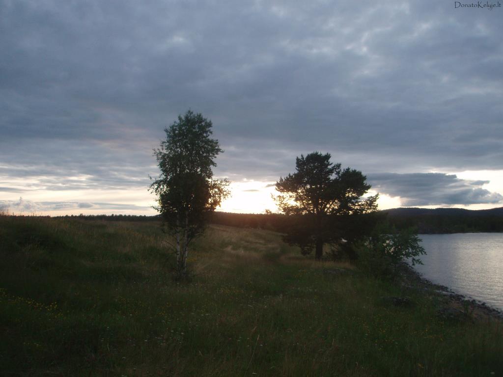 Valanda ir de�imt minu�i� iki vidurnak�io �alia Inario e�ero Suomijos �iaur�je