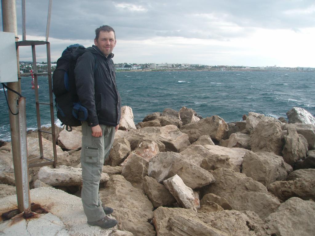 Keliautojas prie jros Paphos mieste, Kipras