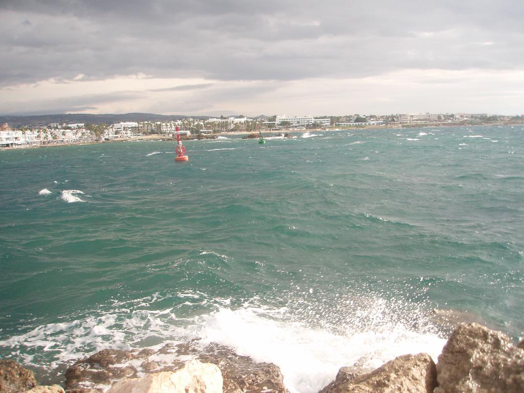 Jra banguoja, debesys tvenkiasi, tuoj lis. Paphos, Kipras