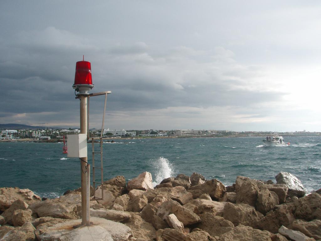 Matomai isigands artjanios audros,  Paphos prieplauk grta laivelis