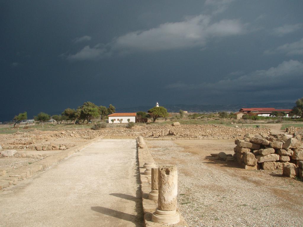 ia - senovinis Paphos (Kato Paphos), ten toli ant kalv - naujovinis