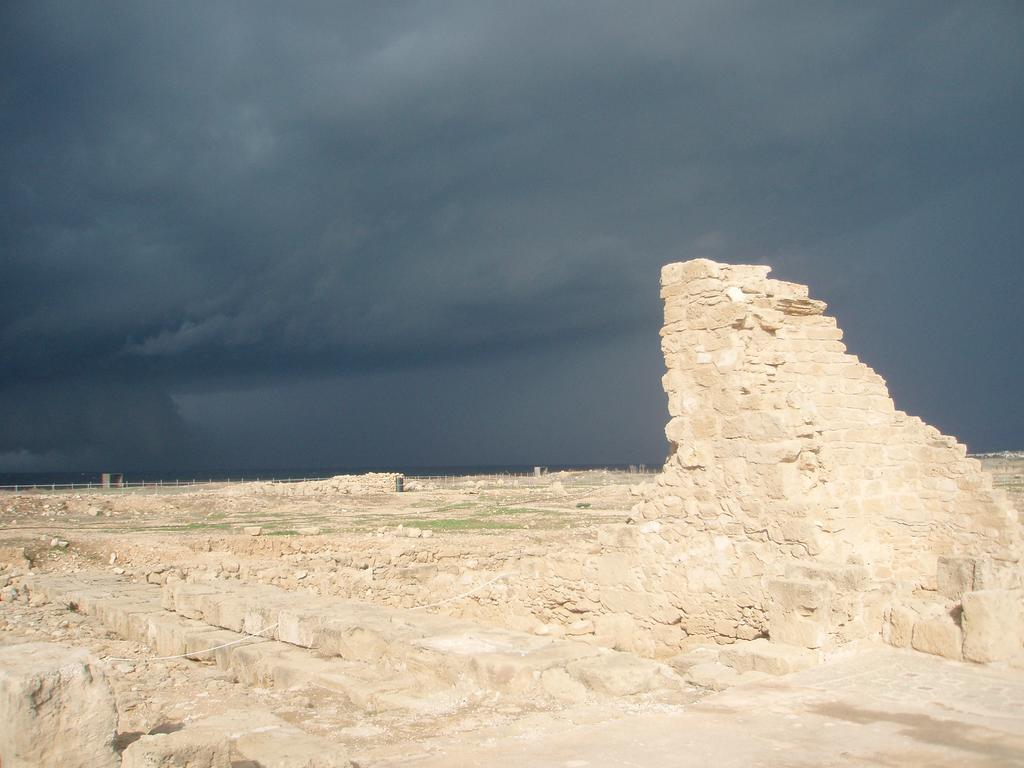 To, kas i senovinio Paphos miesto liko, nebaugins ir tokios spalvos dangus