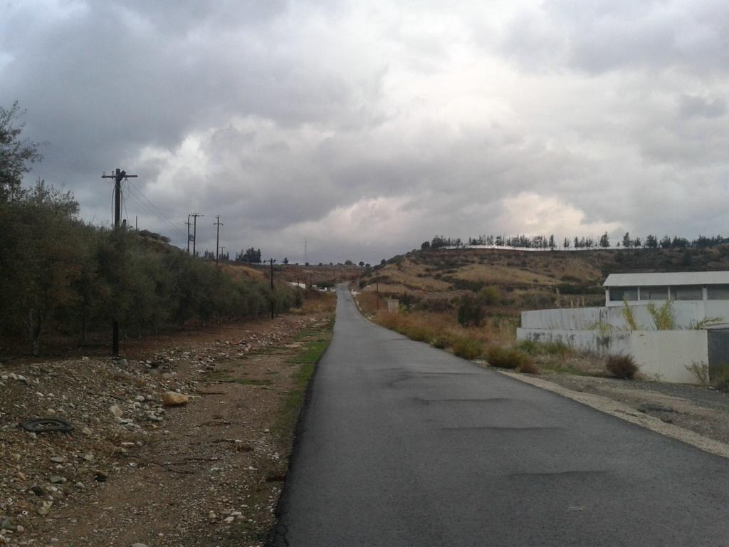 Vakaras Kipre, Paphos apylinkse (Kelias link Asprokremmos utvankos)