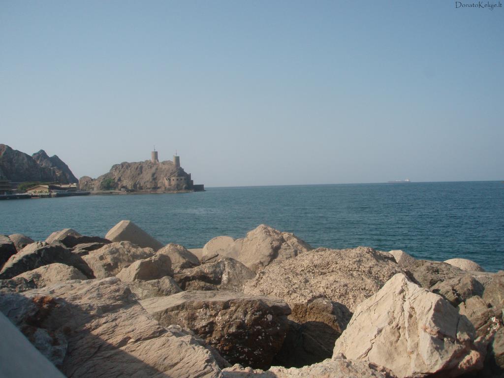 Omane pilna fort, Maskate j irgi utenka. Tolumoje - vienas j