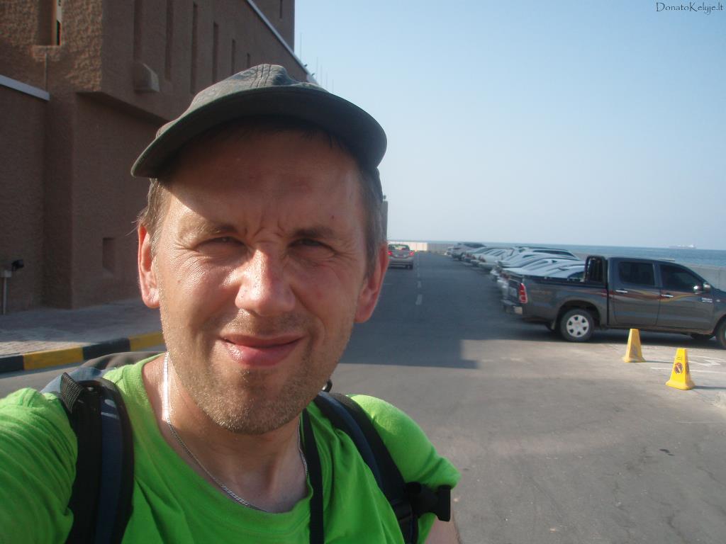 Nors ir labai karta, bet fotoaparat dar nulaikau, kad kokybikai pasiselfinti Omano sostinje Muskate